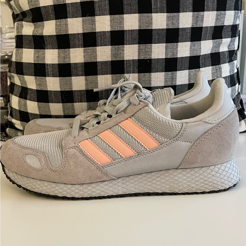 Adidas pastel color size 7 men’s